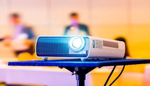 وسائل العرض الحديثه (البروجيكتورات)
